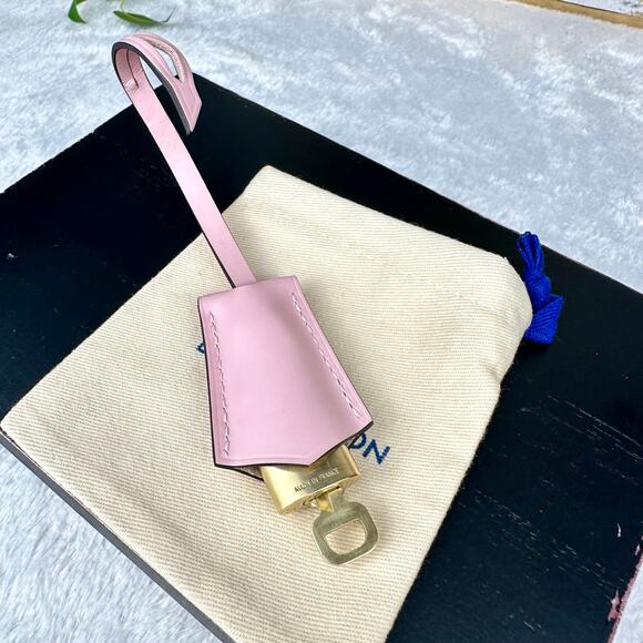 Louis Vuitton Lock and Key #321 in pink leather clochette lock holder fo… - Picture 3 of 5